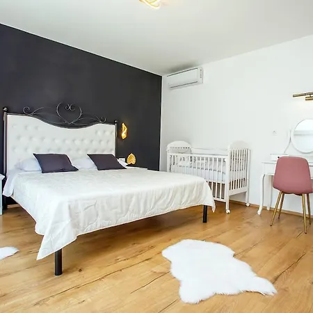 Vila Vip With Heated Pool & Jacuzzi Runovic