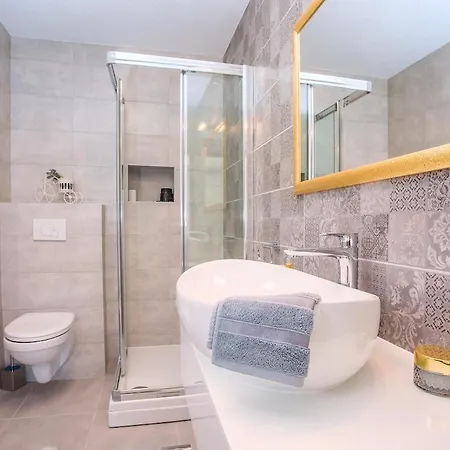 Вілла Vip With Heated Pool & Jacuzzi Runovic