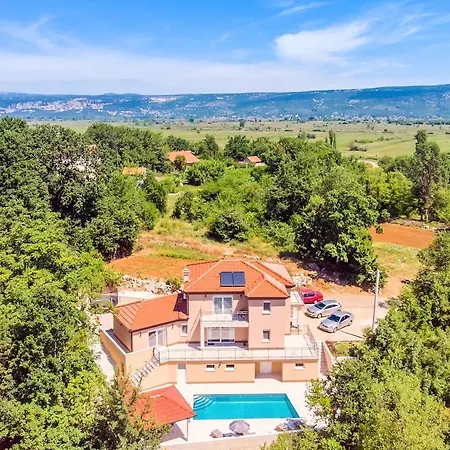 Vip With Heated Pool & Jacuzzi Runovic